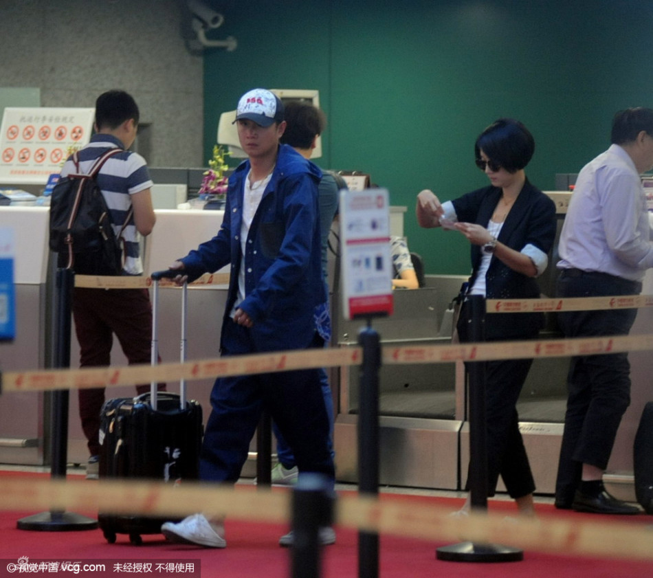 组图:文章送别马伊璃 为其办理托运忙前忙后