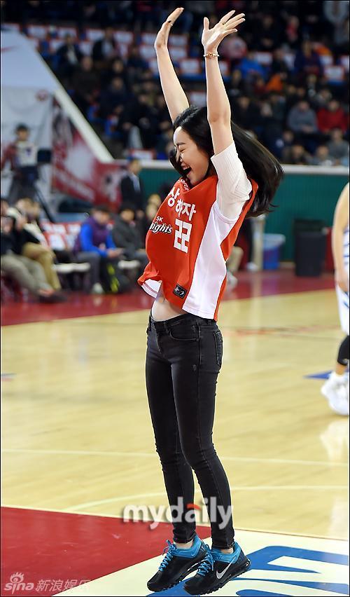 韩性感女星洪秀儿为篮球赛开球 动作娇羞露小