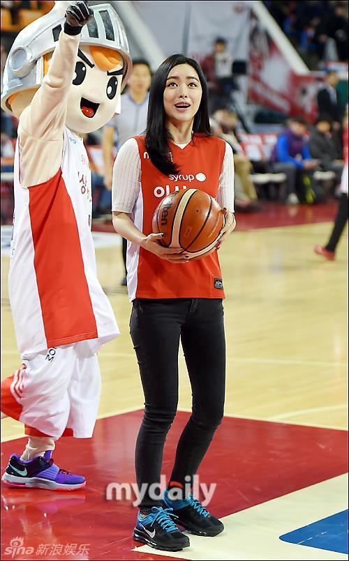 韩性感女星洪秀儿为篮球赛开球 动作娇羞露小