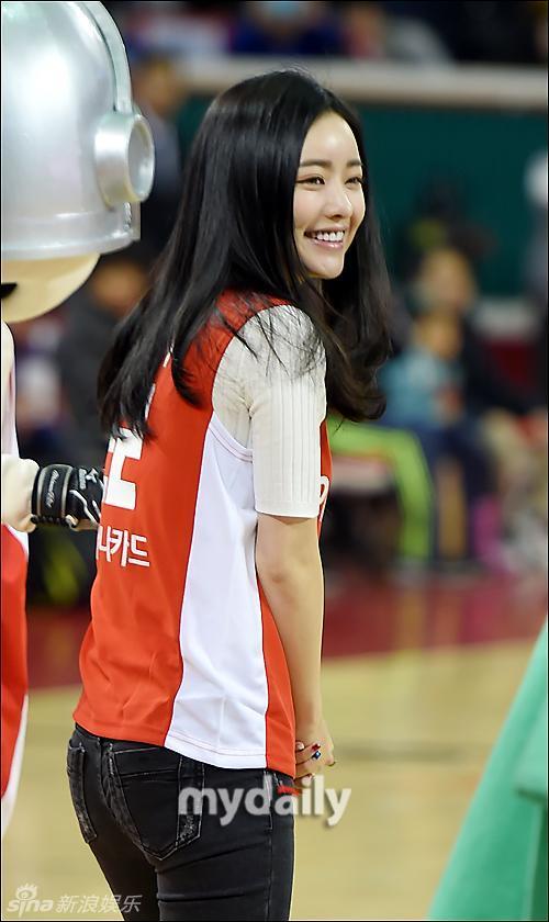 韩性感女星洪秀儿为篮球赛开球 动作娇羞露小