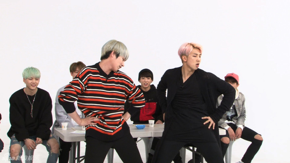 组图:金希澈跳EXID舞蹈 搞笑自称表情像Hani