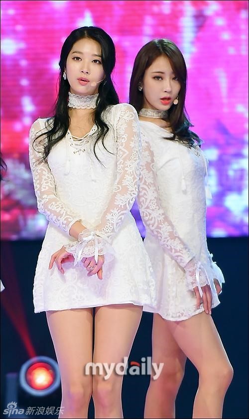 组图:韩长腿女团下衣失踪 蕾丝睡裙性感诱惑