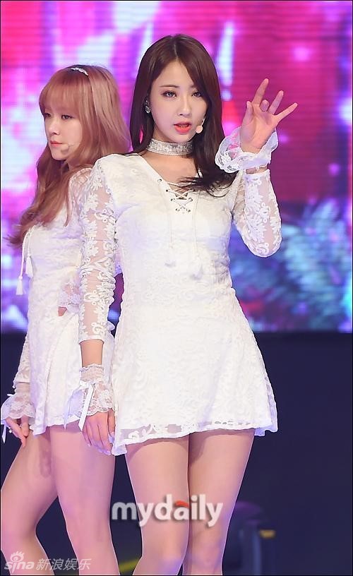 组图:韩长腿女团下衣失踪 蕾丝睡裙性感诱惑