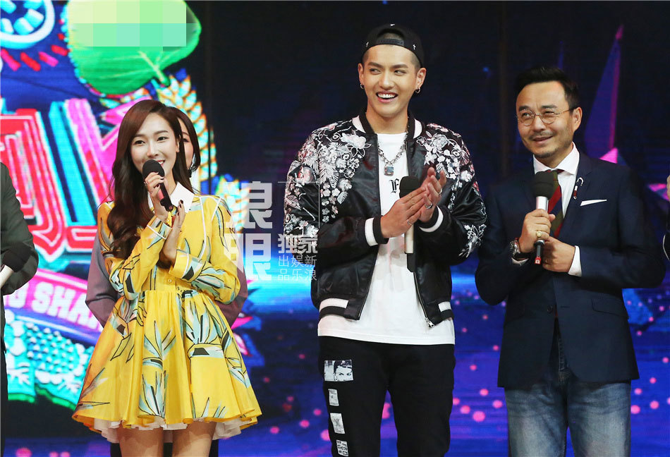 组图:吴亦凡郑秀妍《天天向上》甜蜜互动