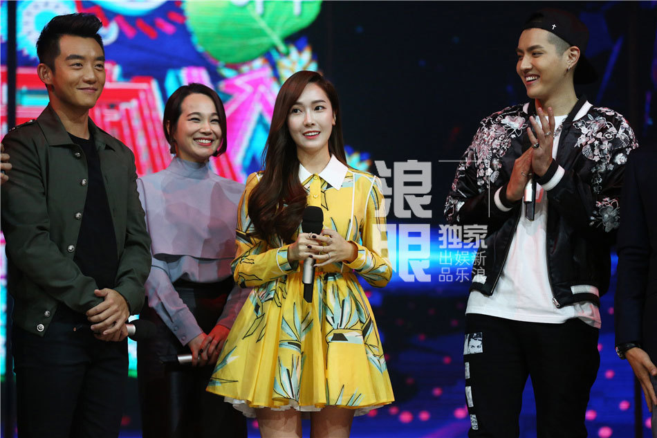 组图:吴亦凡郑秀妍《天天向上》甜蜜互动