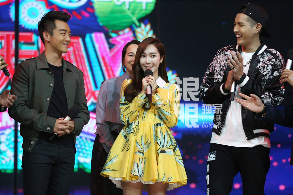 组图:吴亦凡郑秀妍《天天向上》甜蜜互动