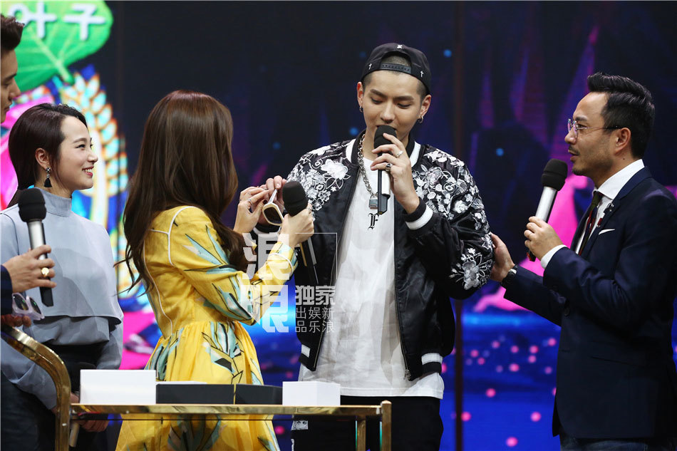 组图:吴亦凡郑秀妍《天天向上》甜蜜互动