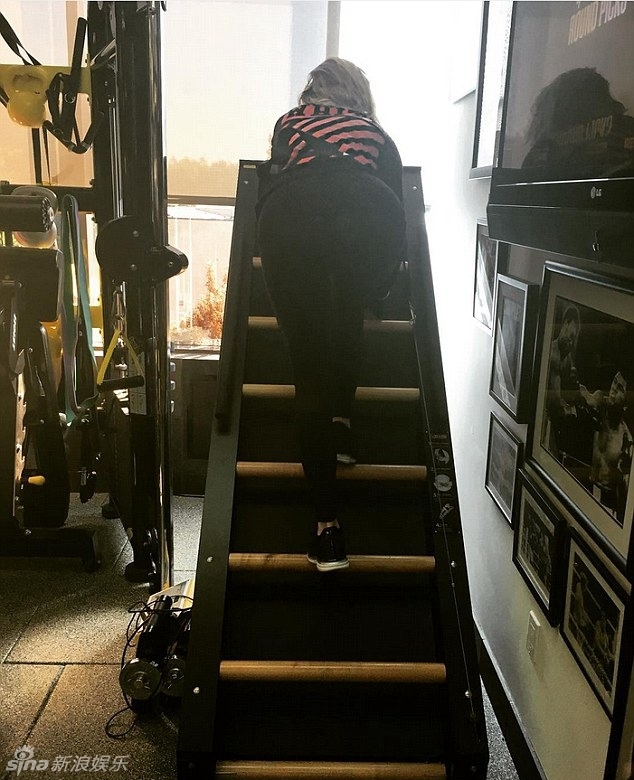 组图:卡戴珊裸秀丰满圆臀 雪滑肌肤如出水芙蓉