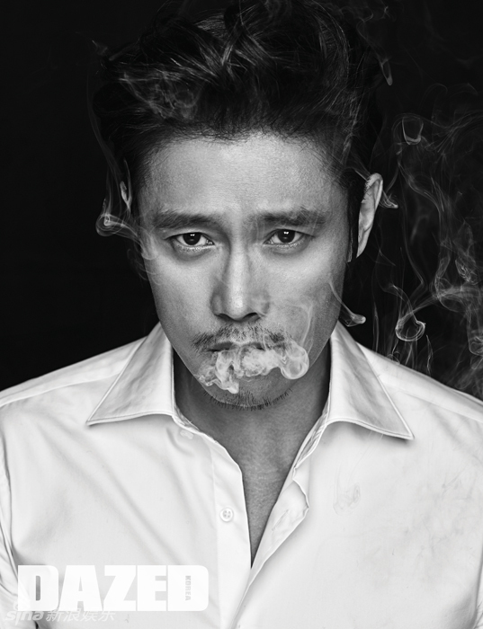 组图:李秉宪拍黑白大片 走出桃色丑闻登封面