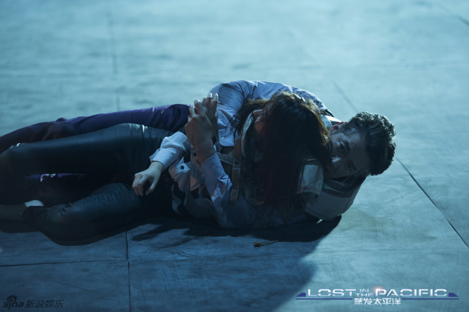 硬科幻片《蒸发太平洋》曝机舱爆裂海报