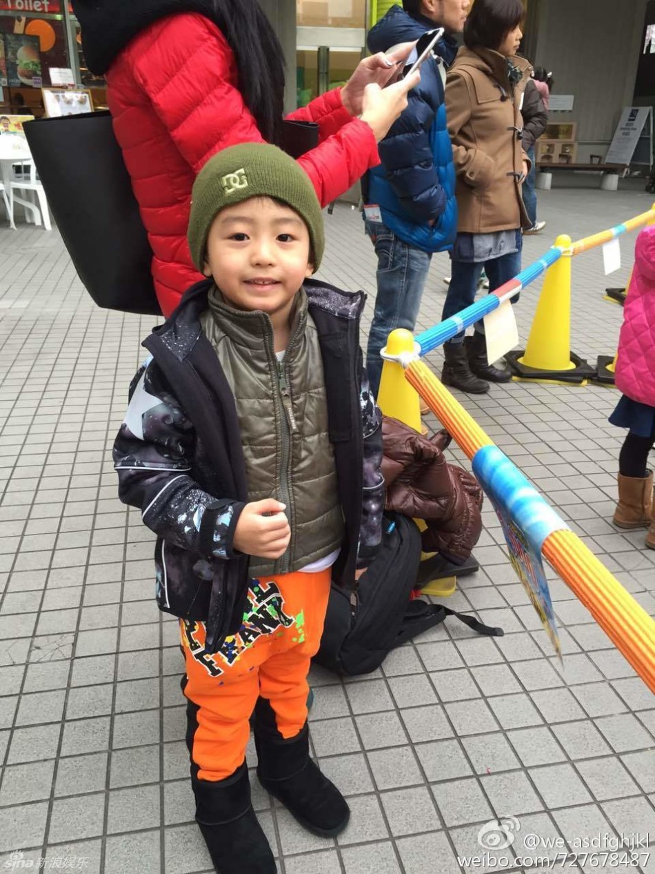 张柏芝带两子日本游玩 lucas蹦床小q长高