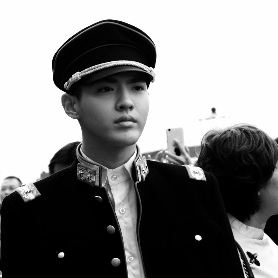  吴亦凡军装出巡 遭调侃:整条街都是你的_扬子晚