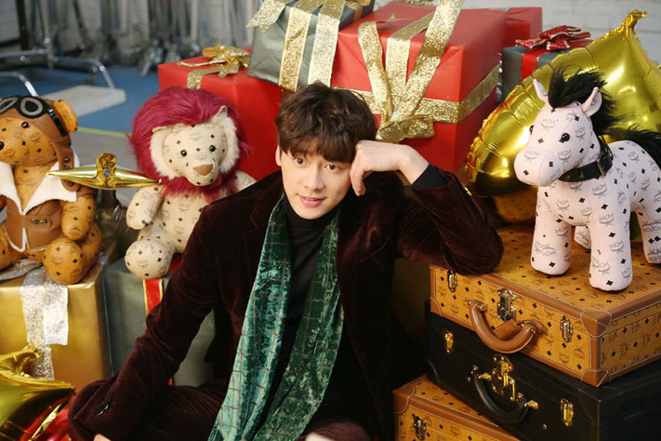 组图:李易峰圣诞大片曝光 演绎暖萌小炮儿
