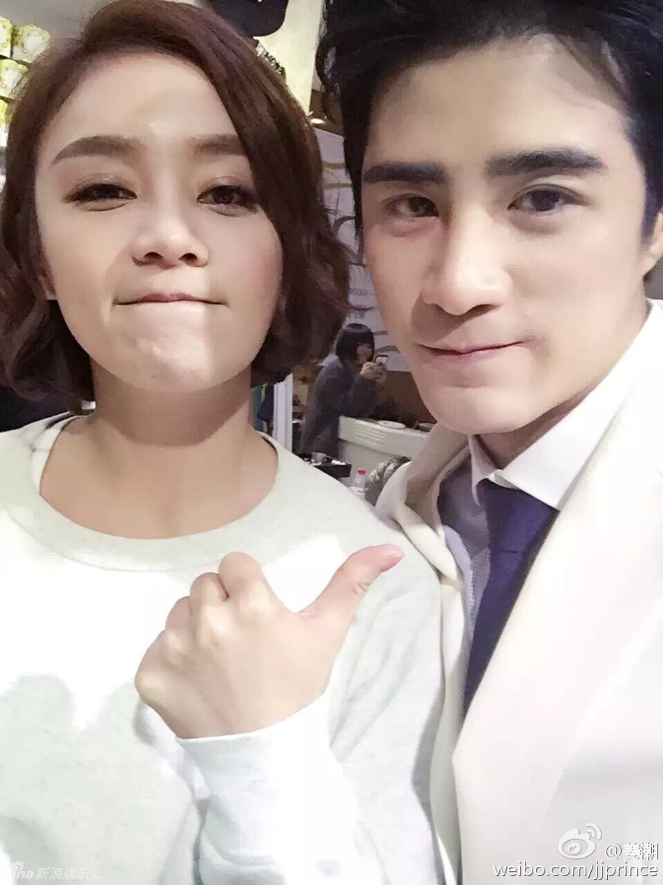 组图:姜潮晒《黑粉》片场照 朴灿烈剪刀手卖萌