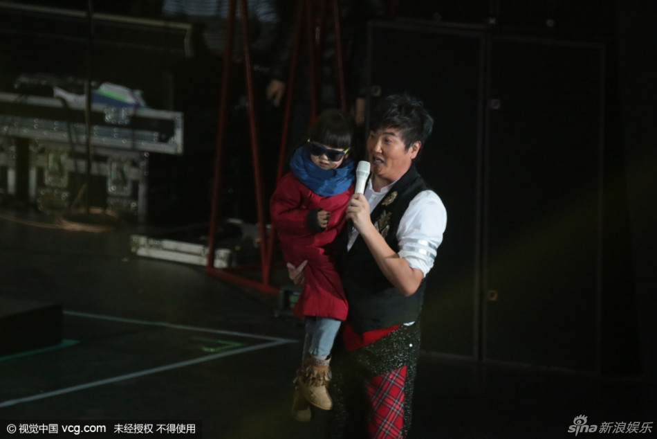 组图:孙楠祖孙三代同台献歌 二女儿首亮相