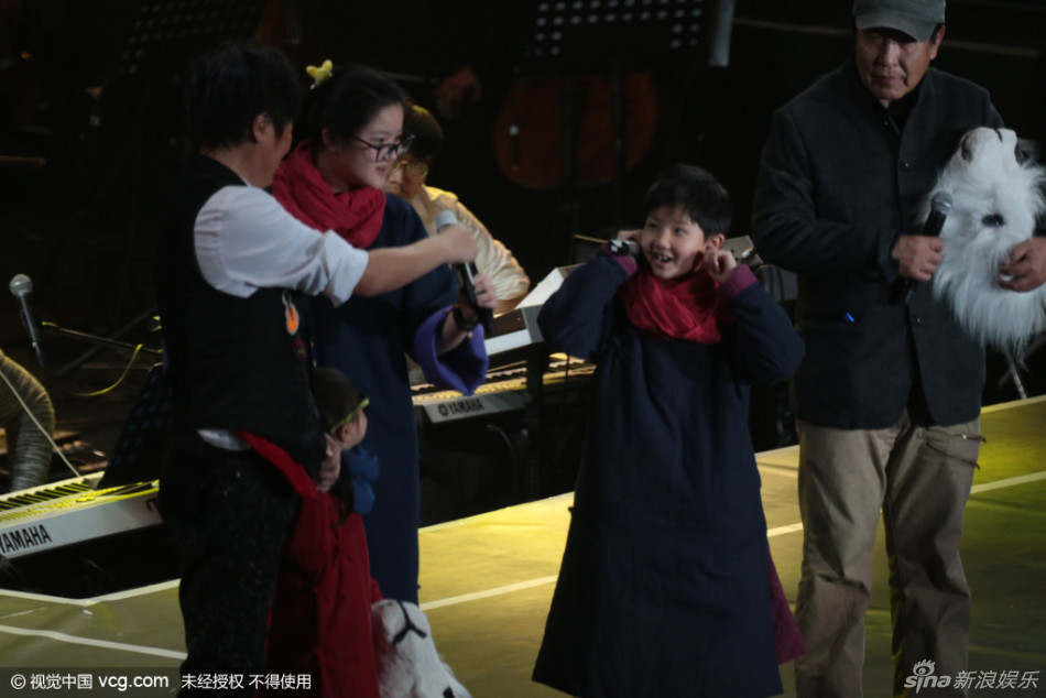 组图: 孙楠祖孙三代同台 献歌 二女儿首亮相 - 中