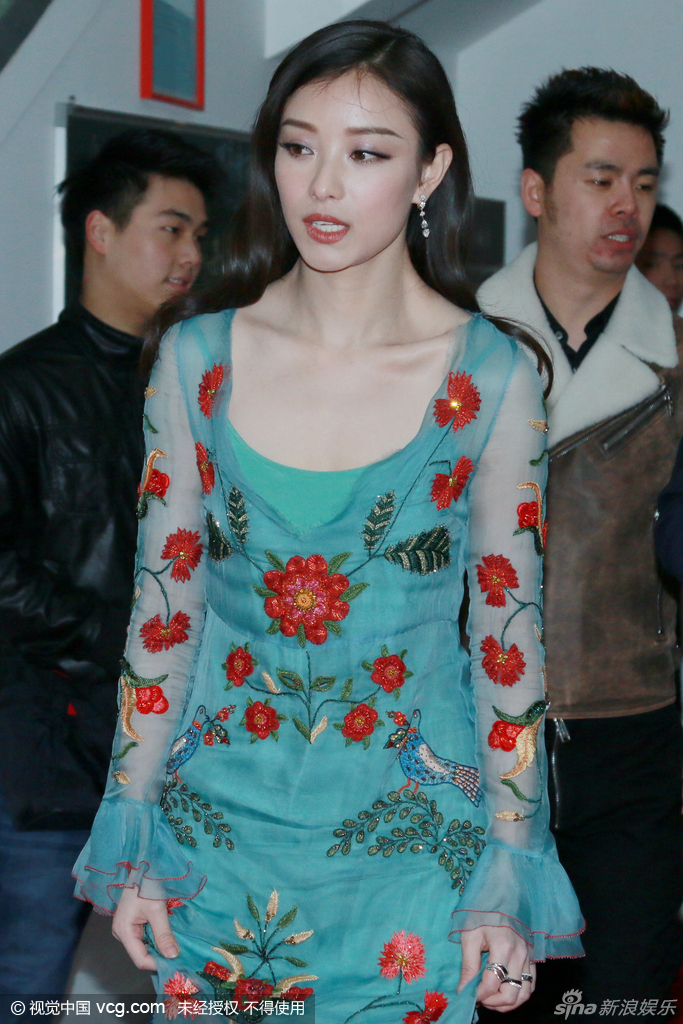 组图:倪妮穿印花透视裙现身 白皙肌肤惹眼