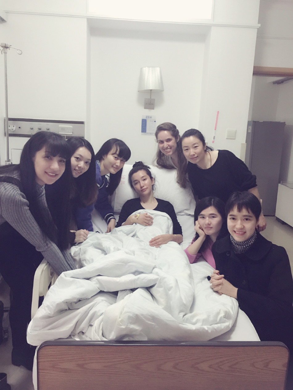 李冰冰大病初愈晒合影 被赞工作室美女多