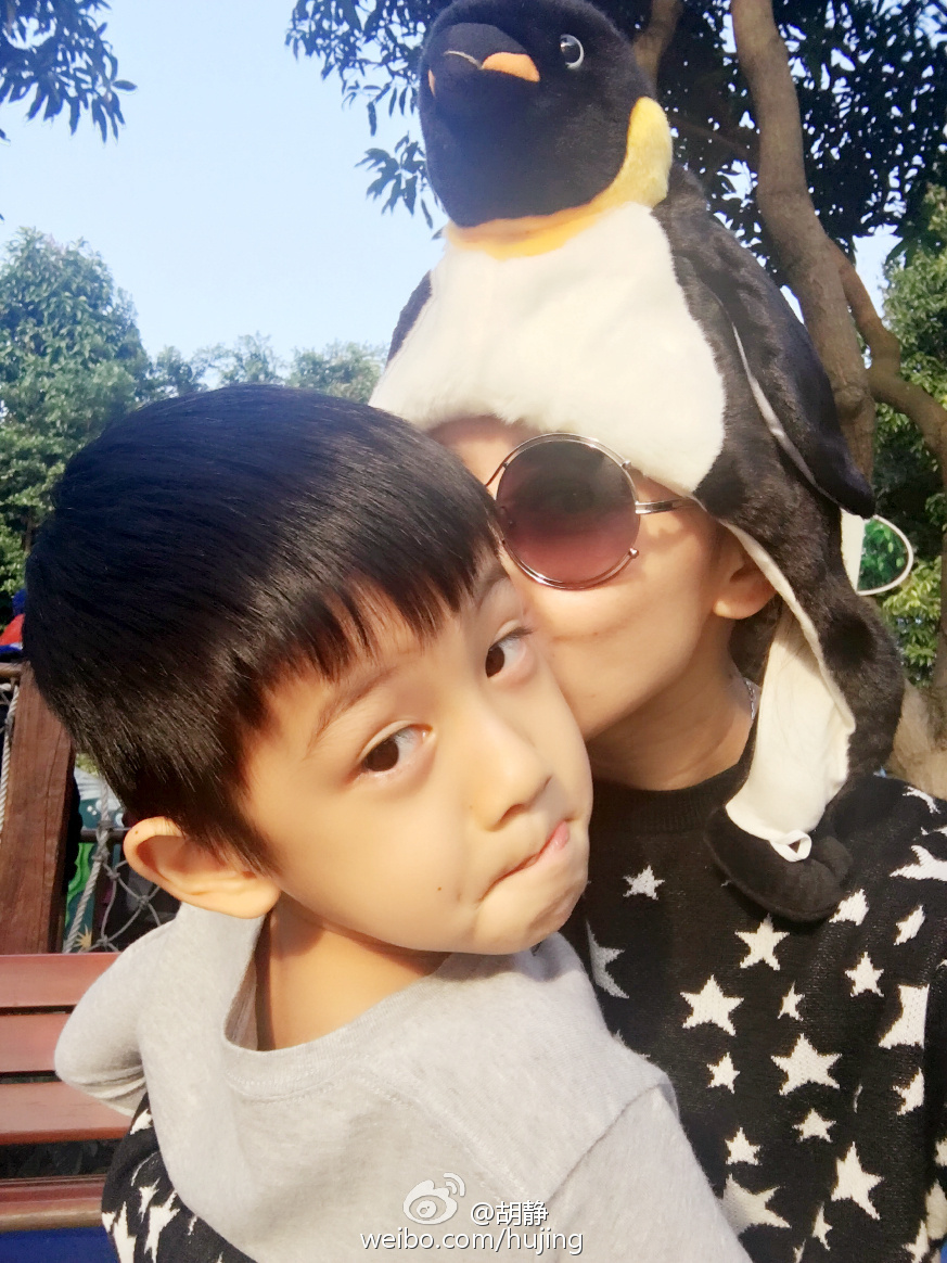 组图:胡静儿子紧缠妈妈大腿 母子嬉戏显温馨