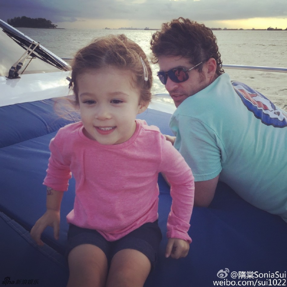 组图:隋棠和老公坐游艇出海 产后依旧苗条美艳