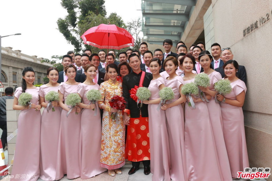 胡杏儿大婚 颈上佩戴金猪寓意开枝散叶