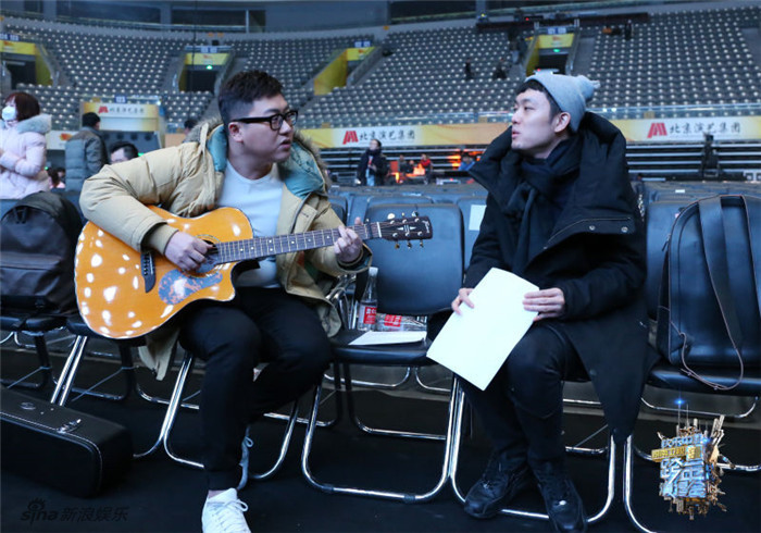 贾乃亮全家现身湖南跨年彩排 甜馨玩嗨