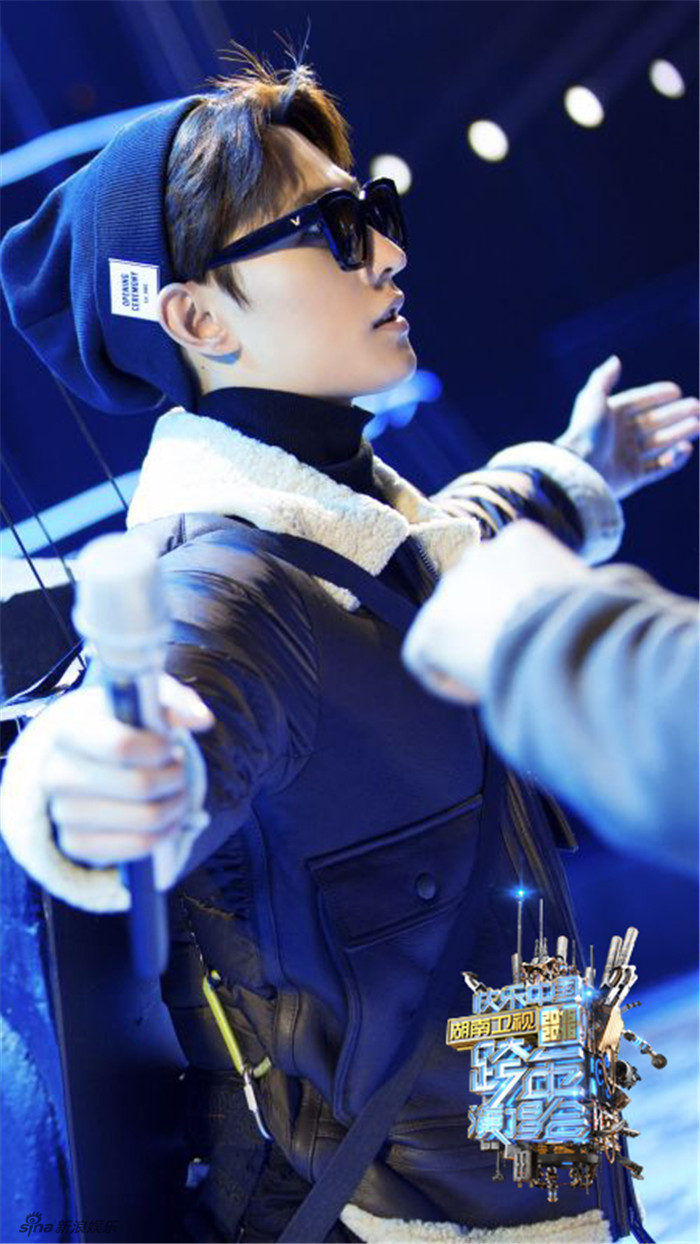 贾乃亮全家现身湖南跨年彩排 甜馨玩嗨