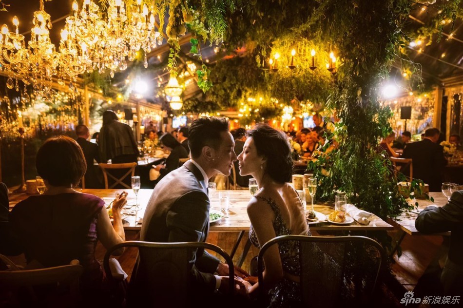 王阳明蔡诗芸浪漫婚礼 甜蜜共舞华尔兹