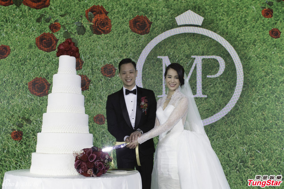 胡杏儿浪漫大婚 派对再变装秀美胸(组图)