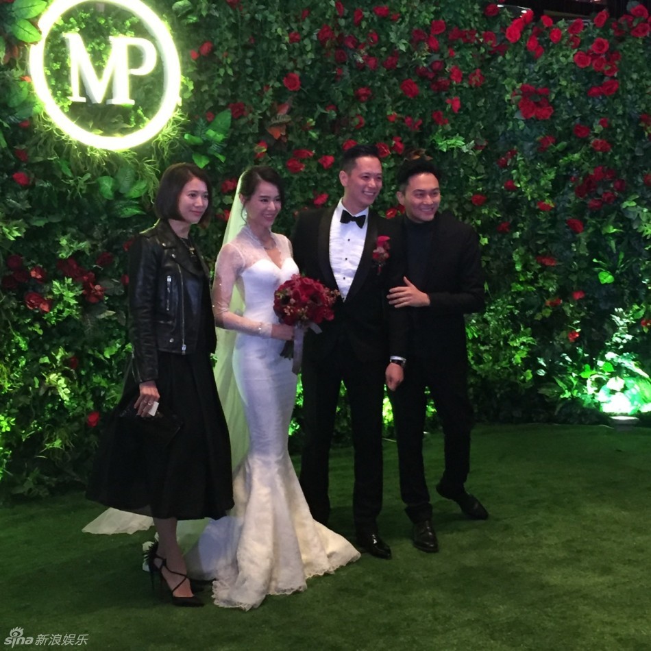 胡杏儿浪漫大婚 派对再变装秀美胸(组图)