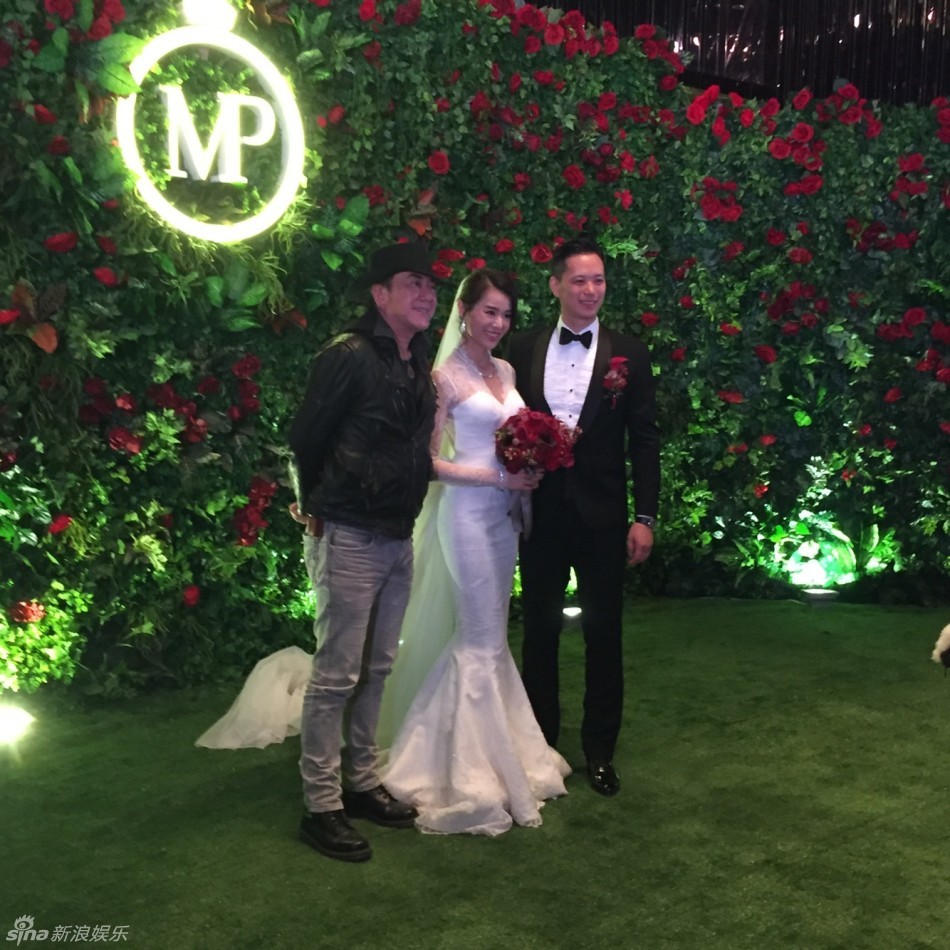 胡杏儿浪漫大婚 派对再变装秀美胸(组图)