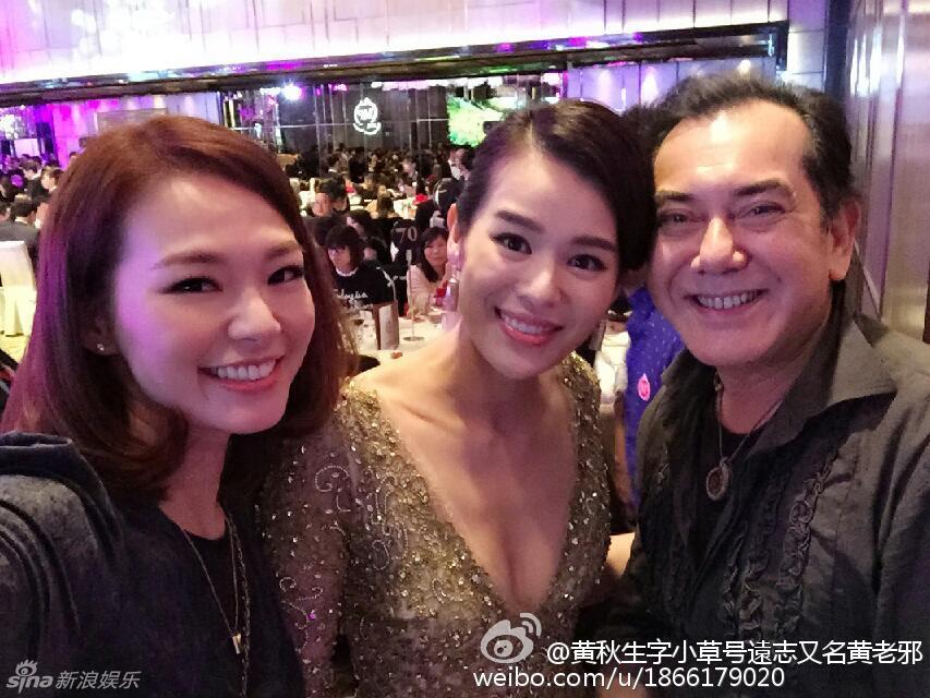 胡杏儿浪漫大婚 派对再变装秀美胸(组图)
