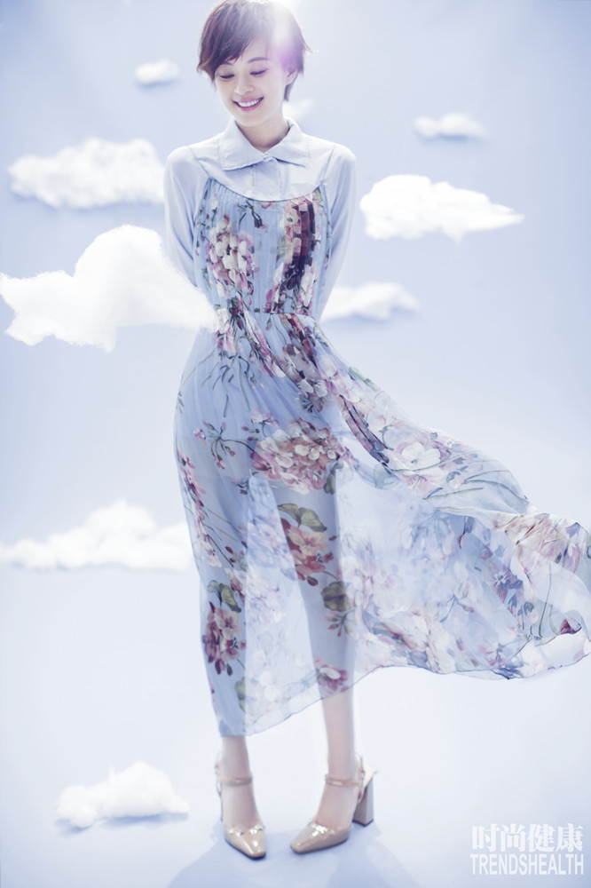 组图:孙俪杂志封面曝光 俏丽清新似梦幻少女