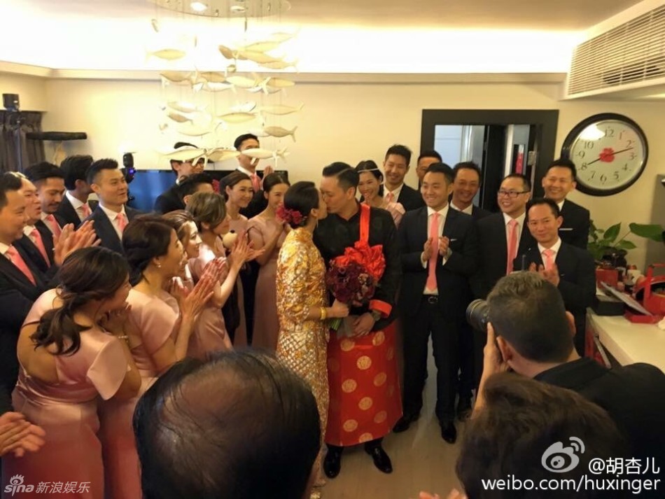 胡杏儿难忘婚礼晒幸福 与老公对嘴热吻(组图)