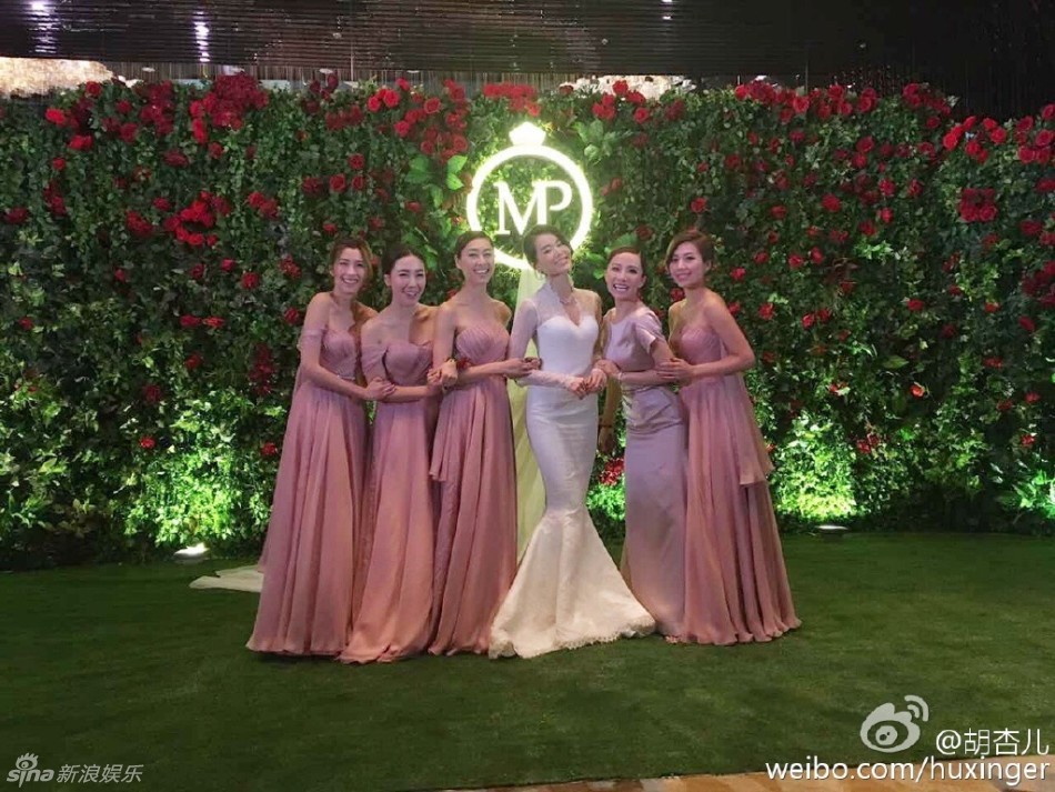 胡杏儿难忘婚礼晒幸福 与老公对嘴热吻(组图)