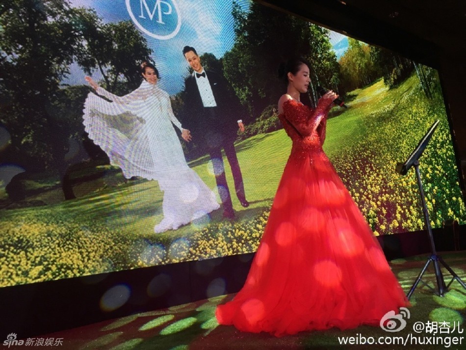 胡杏儿难忘婚礼晒幸福 与老公对嘴热吻(组图)