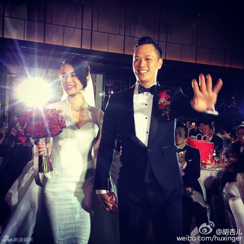 胡杏儿难忘婚礼晒幸福 与老公对嘴热吻(组图)