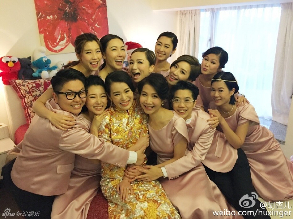 胡杏儿难忘婚礼晒幸福 与老公对嘴热吻(组图)