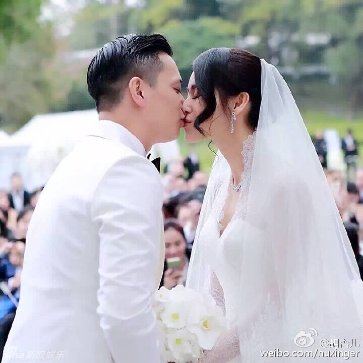 胡杏儿难忘婚礼晒幸福 与老公对嘴热吻(组图)