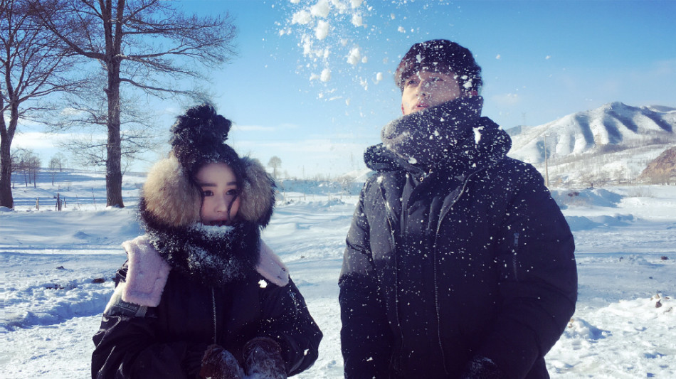组图:张馨予新剧杀青晒照 戴皮草耳套雪地撒欢