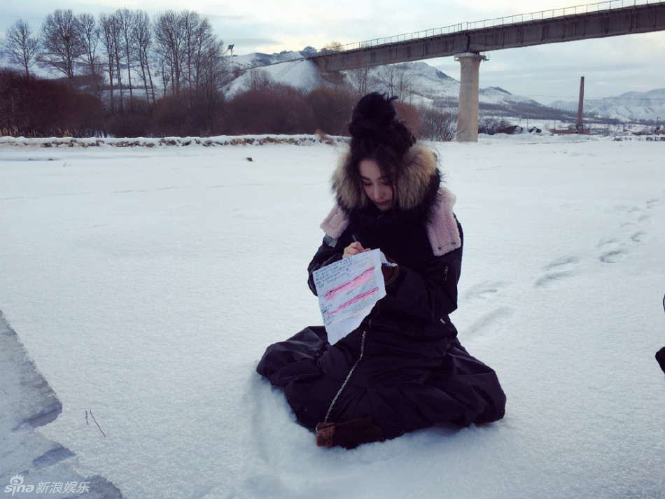 组图:张馨予新剧杀青晒照 戴皮草耳套雪地撒欢