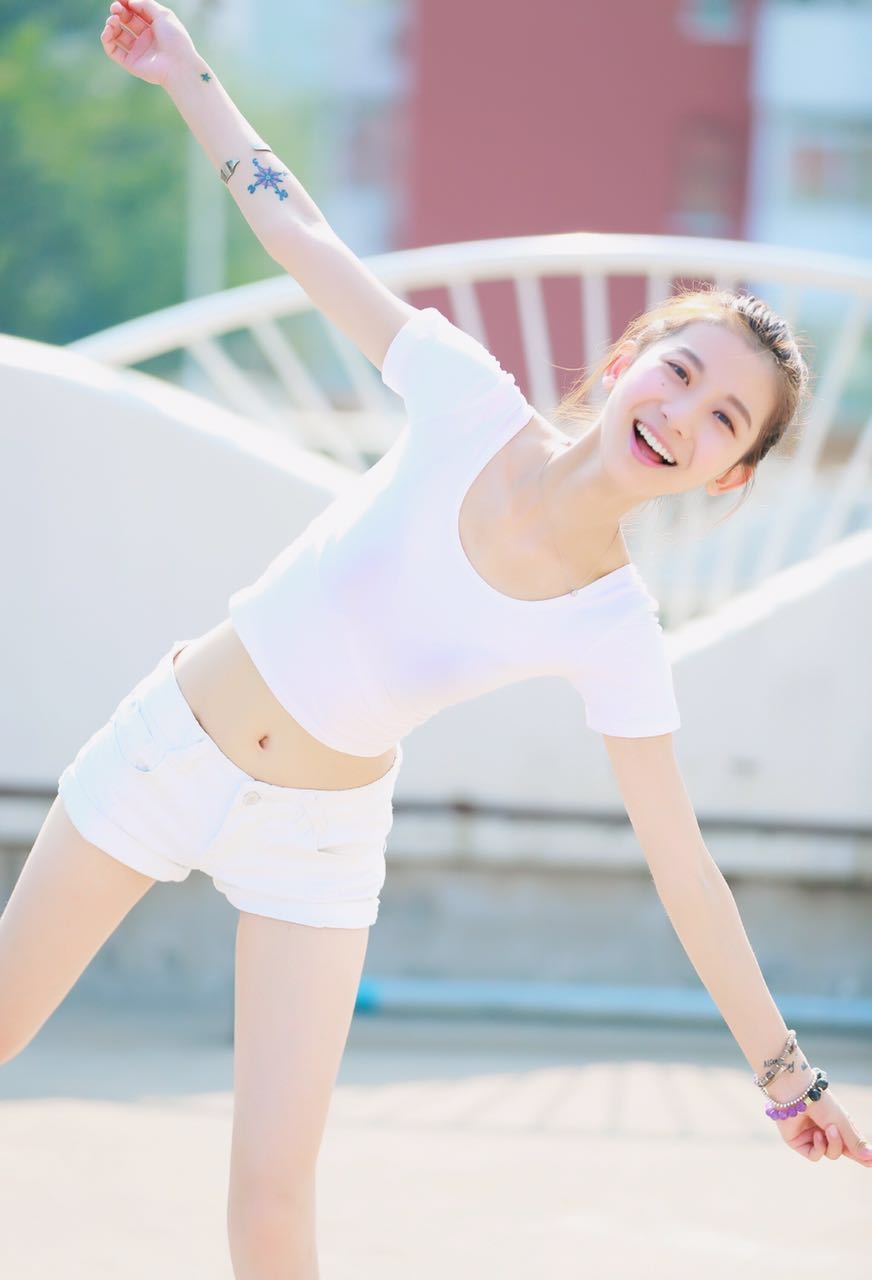 新浪娱乐讯 近日,蒲萄曝光了一组写真.