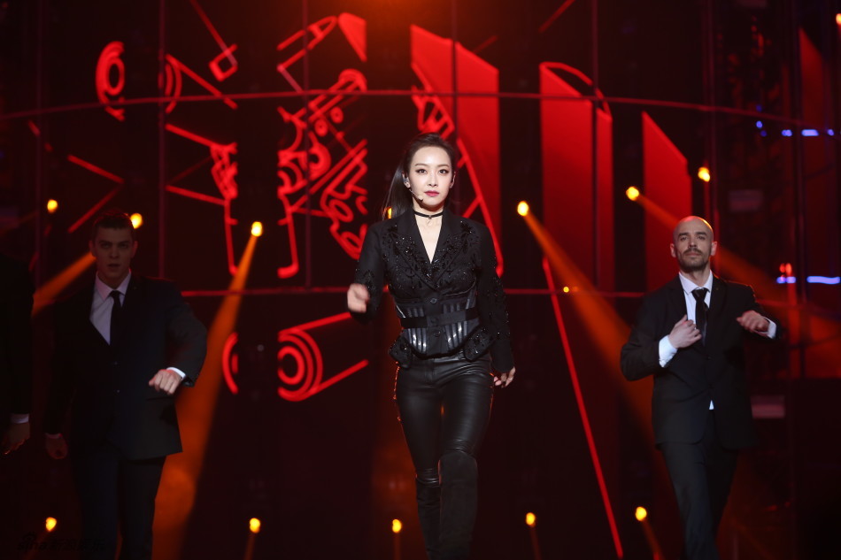 井宝致敬王菲张国荣跑调破音 微博道歉