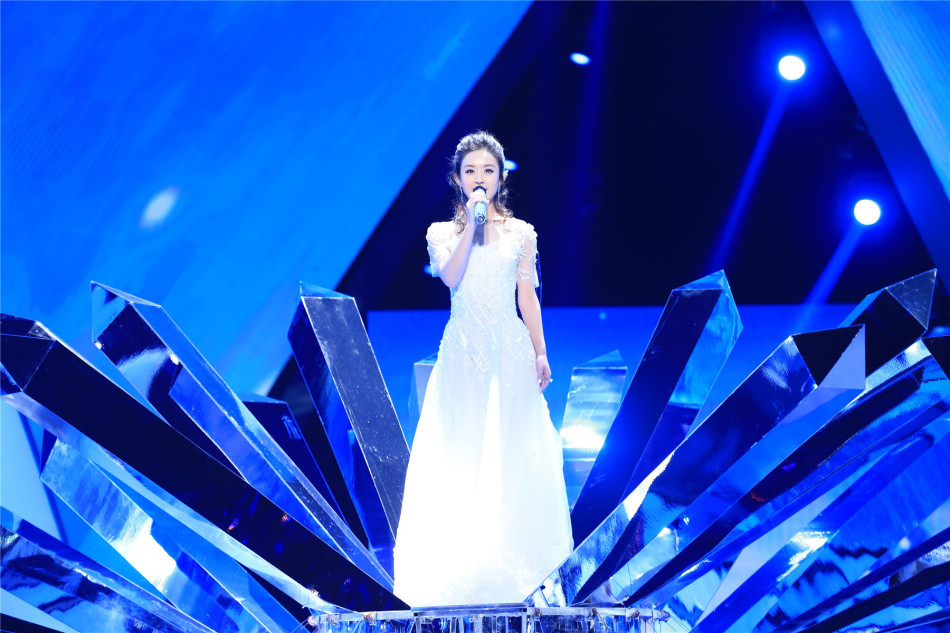 东方跨年赵丽颖张艺兴合唱 称是快乐伙伴