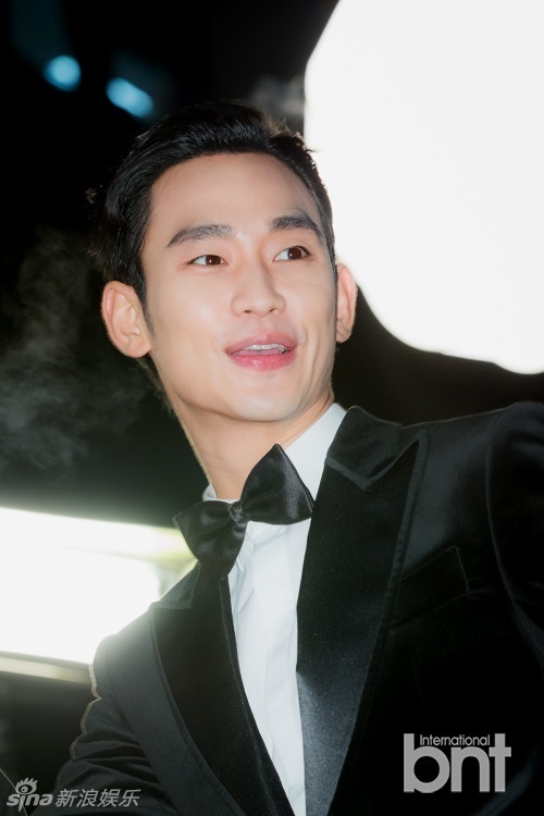 组图:金秀贤红毯人气超旺 女星爆乳秀深沟