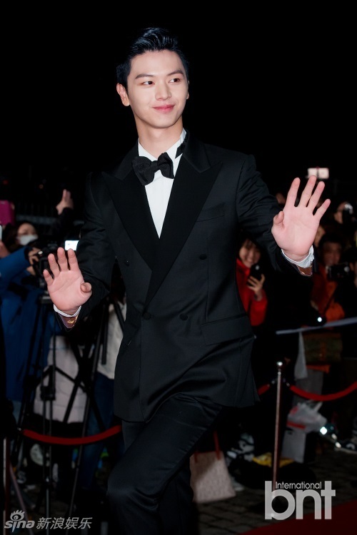 组图:金秀贤红毯人气超旺 女星爆乳秀深沟