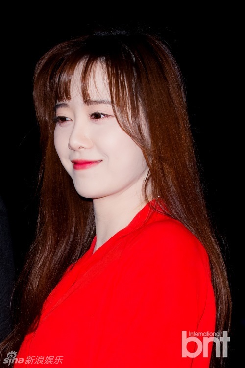 组图:金秀贤红毯人气超旺 女星爆乳秀深沟