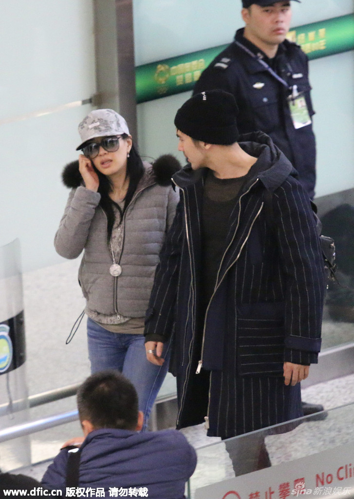 组图:钟丽缇与小男友现身机场 嘟嘴卖萌秀甜蜜
