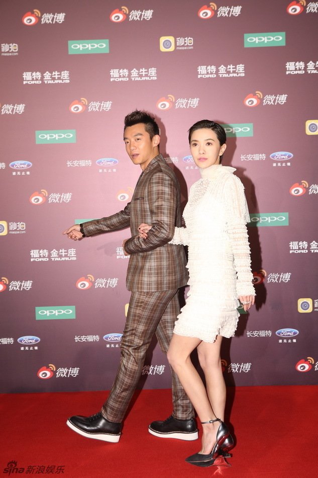 2015新浪微博之夜红毯 郑恺郭采洁牵手亮相