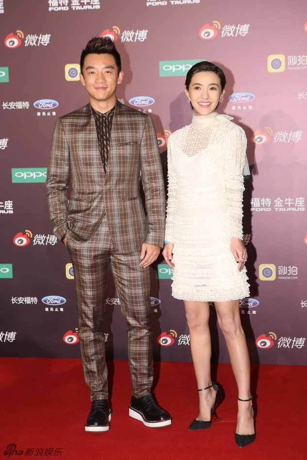 2015新浪微博之夜红毯 郑恺郭采洁牵手亮相